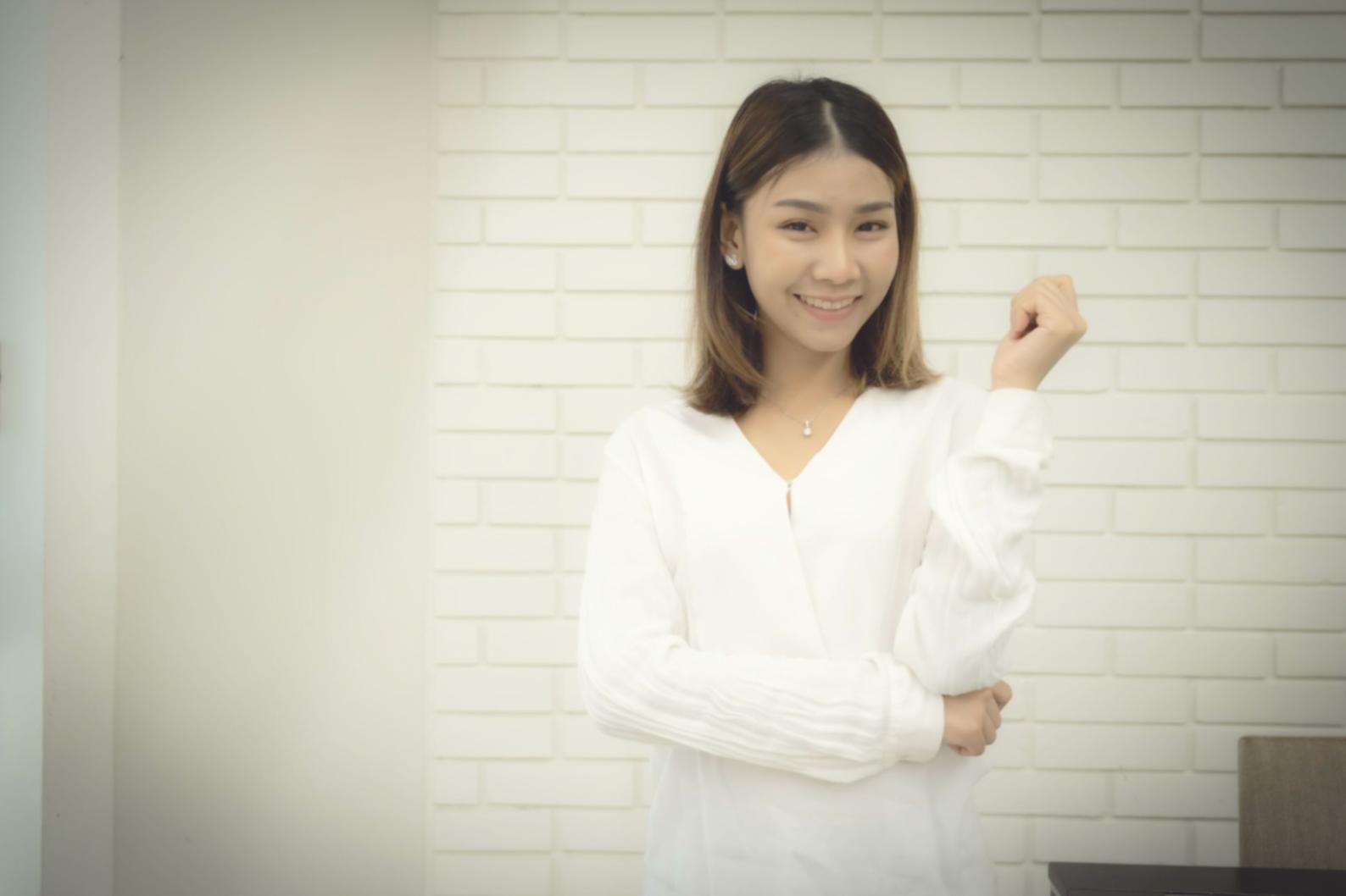 Studenti che apprendono i principi della gestione del budget in un ambiente educativo moderno