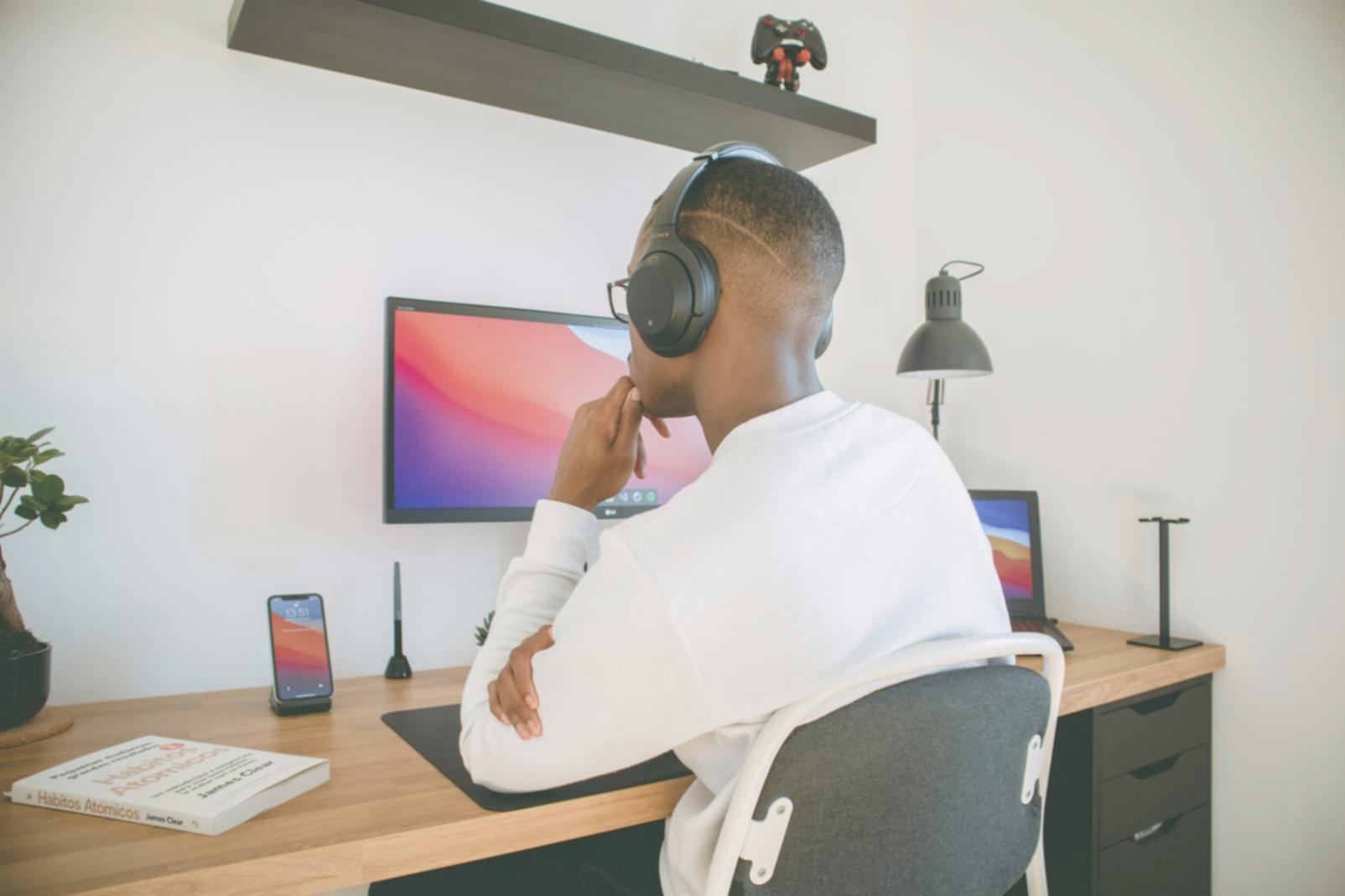 Partecipanti durante una sessione di pianificazione budget